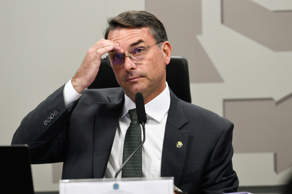 Crise envolvendo senador Flávio Bolsonaro abala relação com evangélicos, mercado e agro