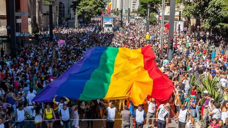 Vaticano condena "cura gay" e pede acolhimento LGBTQIAPN+