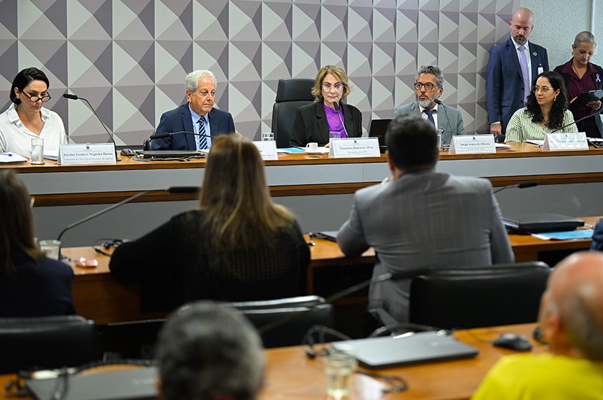 Damares Alves se declara idosa paciente oncológica e brinca sobre procurar marido