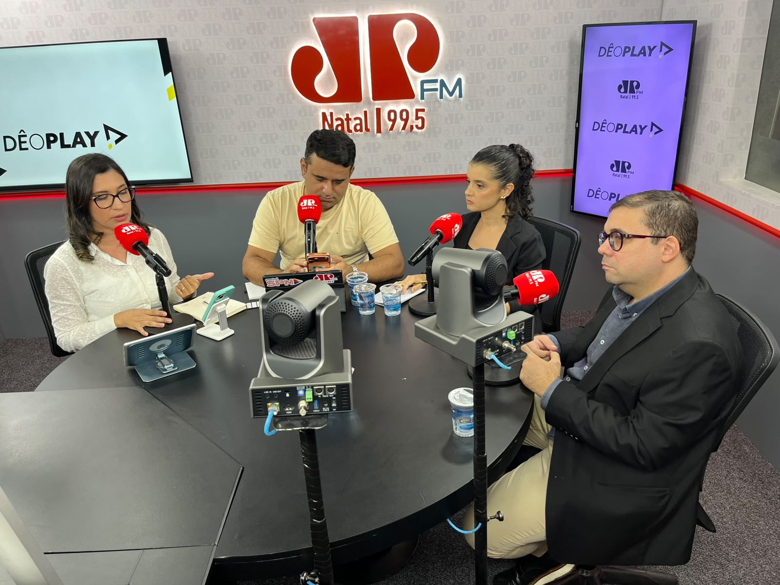 Programa Dê o Play repercute pesquisa eleitoral, atentado e apoio político na terça-feira, 16/06/2026
