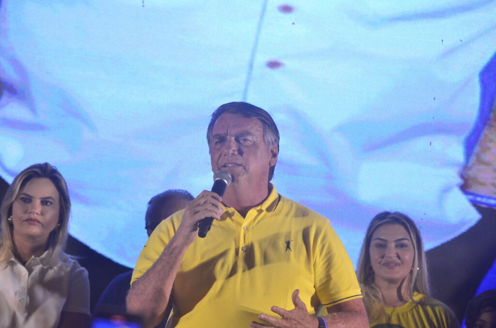 Defesa de Bolsonaro admite pedido de conserto de pistola, mas nega relação com fim da prisão domiciliar
