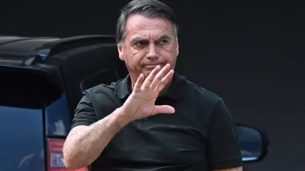 Defesa de Bolsonaro nega 'falta grave' em apreensão de arma e pede a Moraes prorrogação de prisão domiciliar