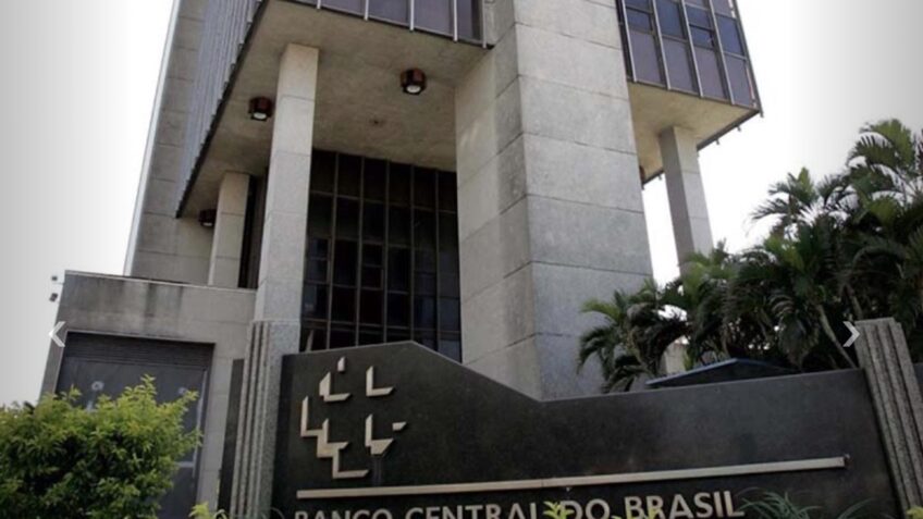 Déficit externo atinge US$ 64,3 bilhões em 12 meses até abril, aponta Banco Central