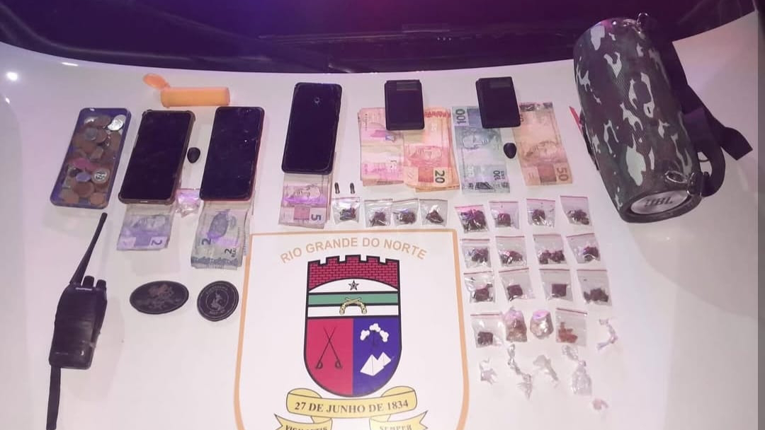PM apreende drogas e materiais de tráfico em Brejinho durante festa junina
