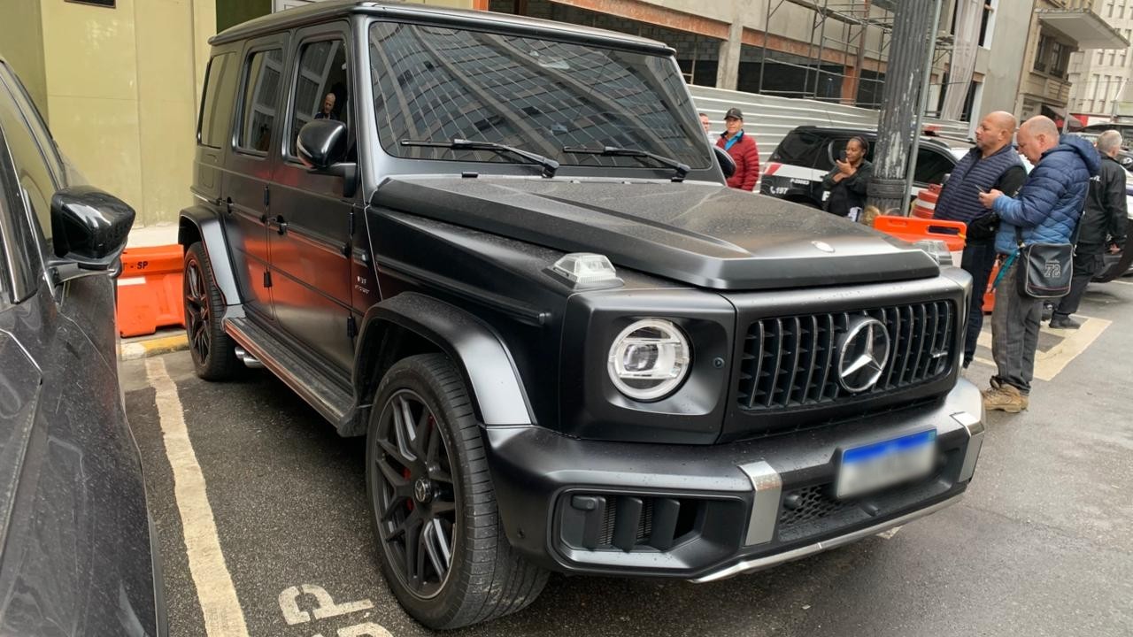 Deolane Bezerra presa em operação contra lavagem de dinheiro do PCC; carros de luxo apreendidos