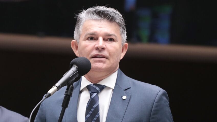 José Medeiros aciona Justiça por áudios de Flávio com Vorcaro