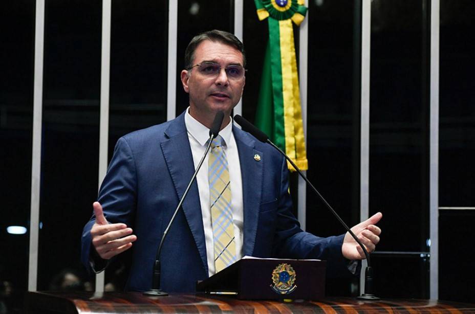 Congresso derruba veto de Lula e projeta Flávio Bolsonaro em 2026