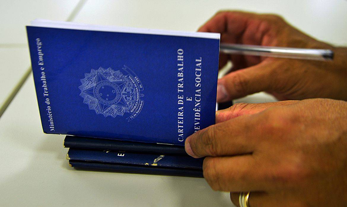 Desemprego no Brasil cai para 5,6% e atinge menor nível trimestral desde 2012, aponta IBGE