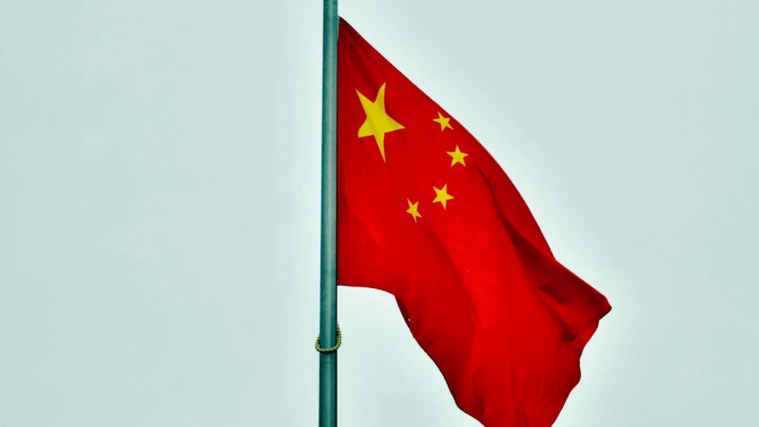 Desemprego na China permanece elevado apesar de leve queda em abril; taxa de jovens preocupa
