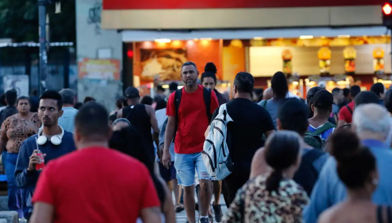 Taxa de desemprego no Brasil sobe para 5,8%, mas renda média atinge recorde