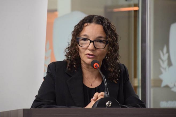 Marleide Cunha Alerta: Gestão de Mossoró Prejudica Servidores e Cidadãos