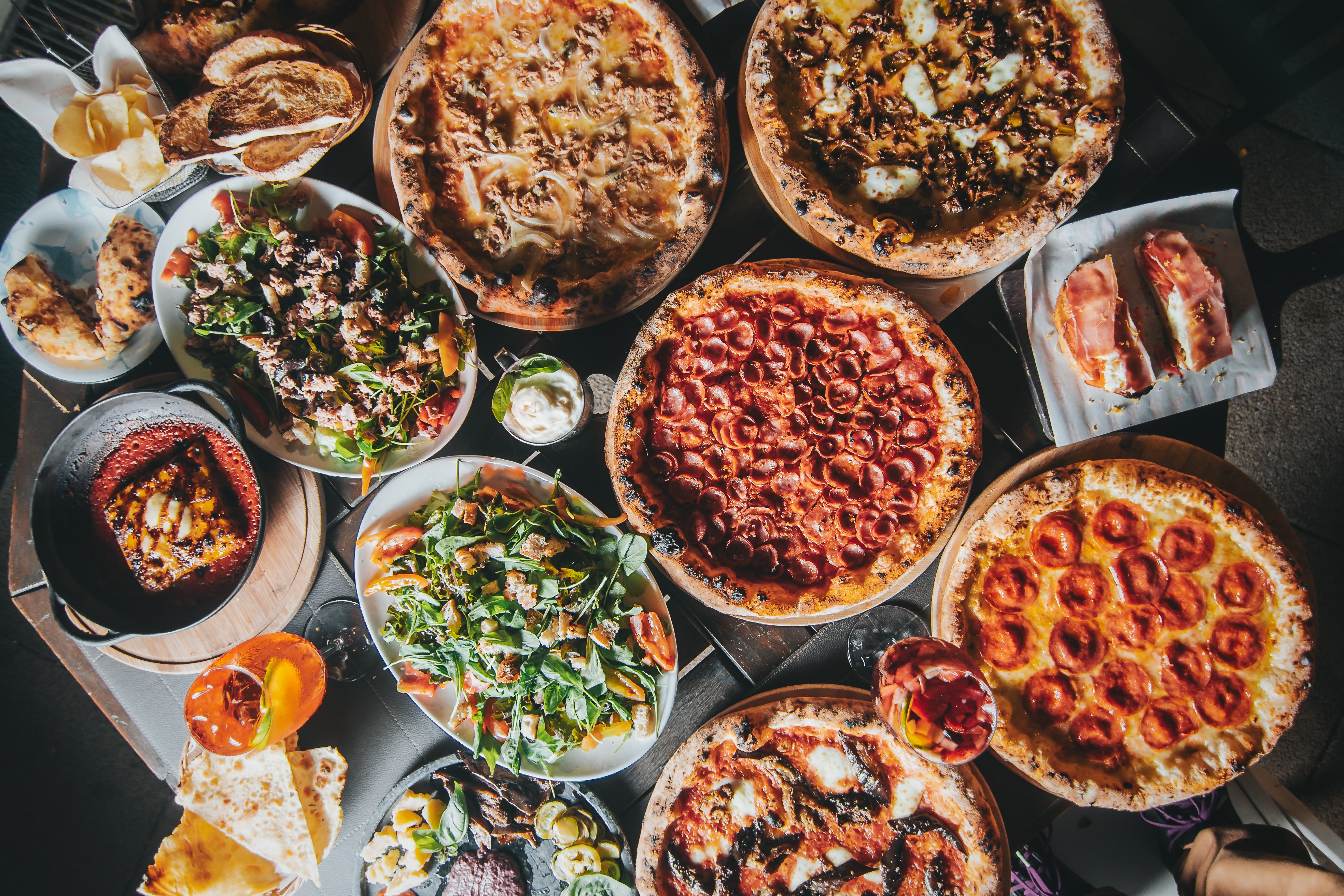 Dia da Pizza: Brasil expande setor, mas perda de renda restringe consumo
