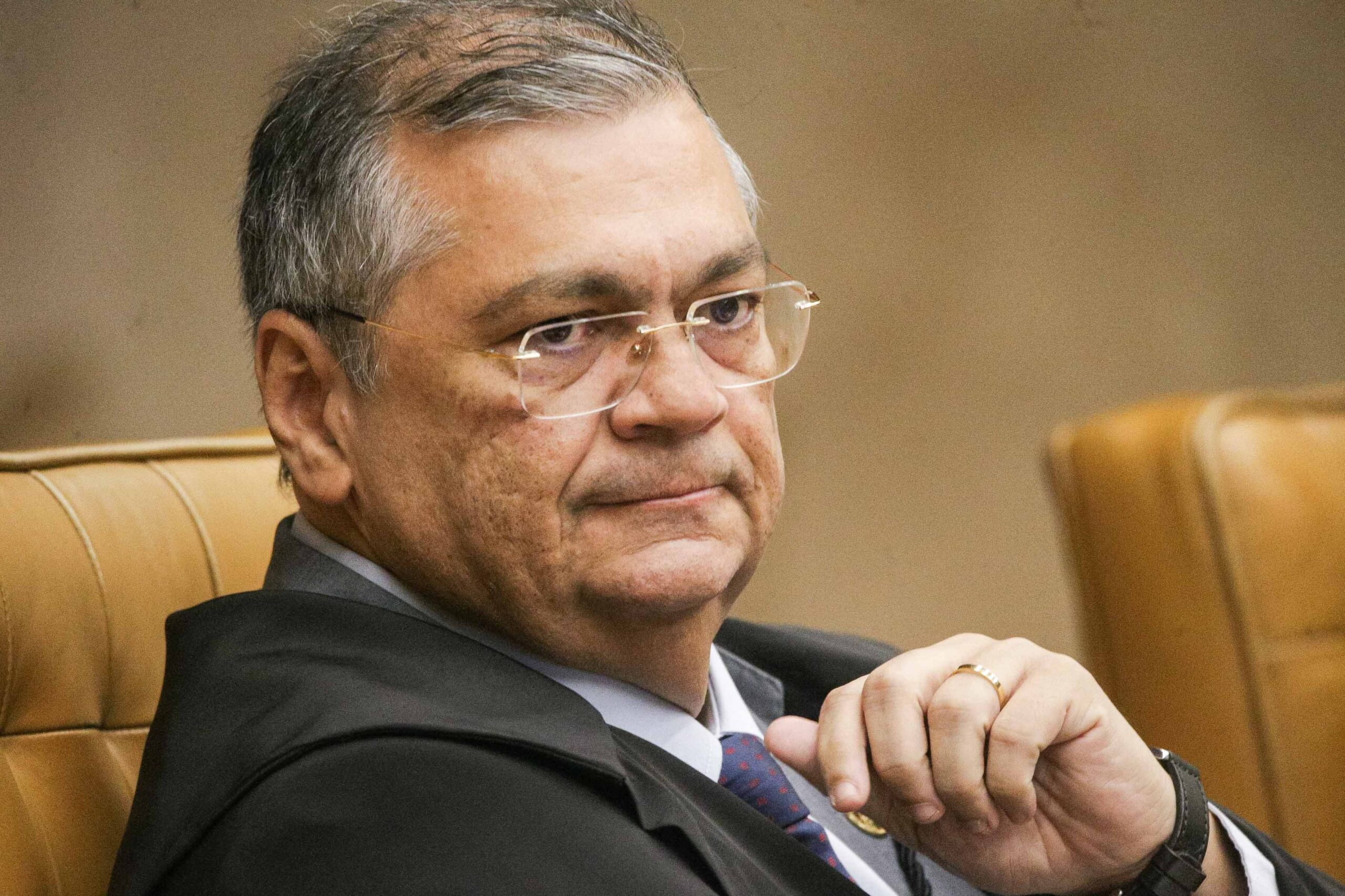 Ministro Flávio Dino cancela participação em Fórum de Lisboa após fratura no pé