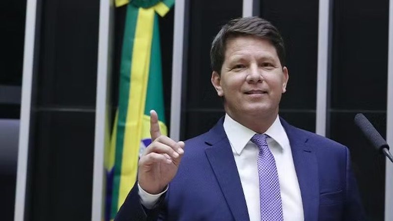 Flávio Dino cobra explicações da Câmara sobre viagem de Mario Frias ao exterior