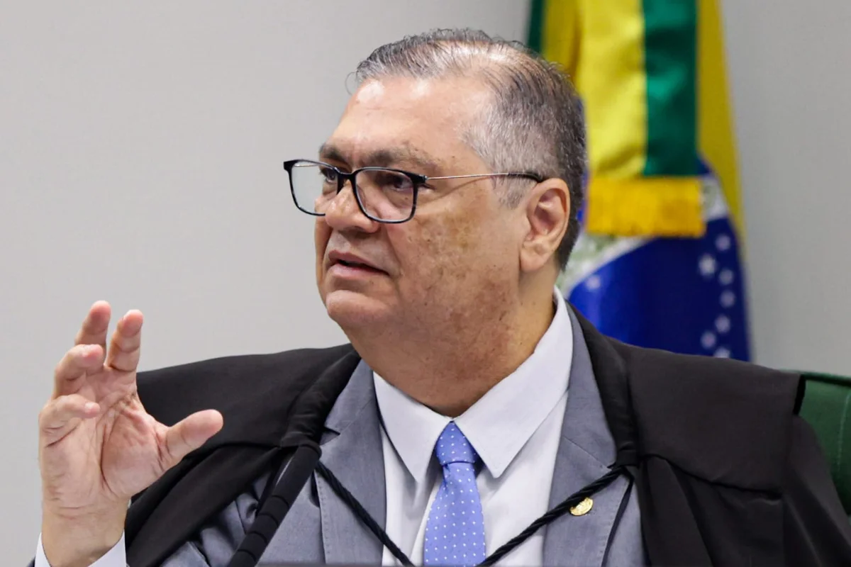 Flávio Dino critica terceirização de emendas e exige transparência