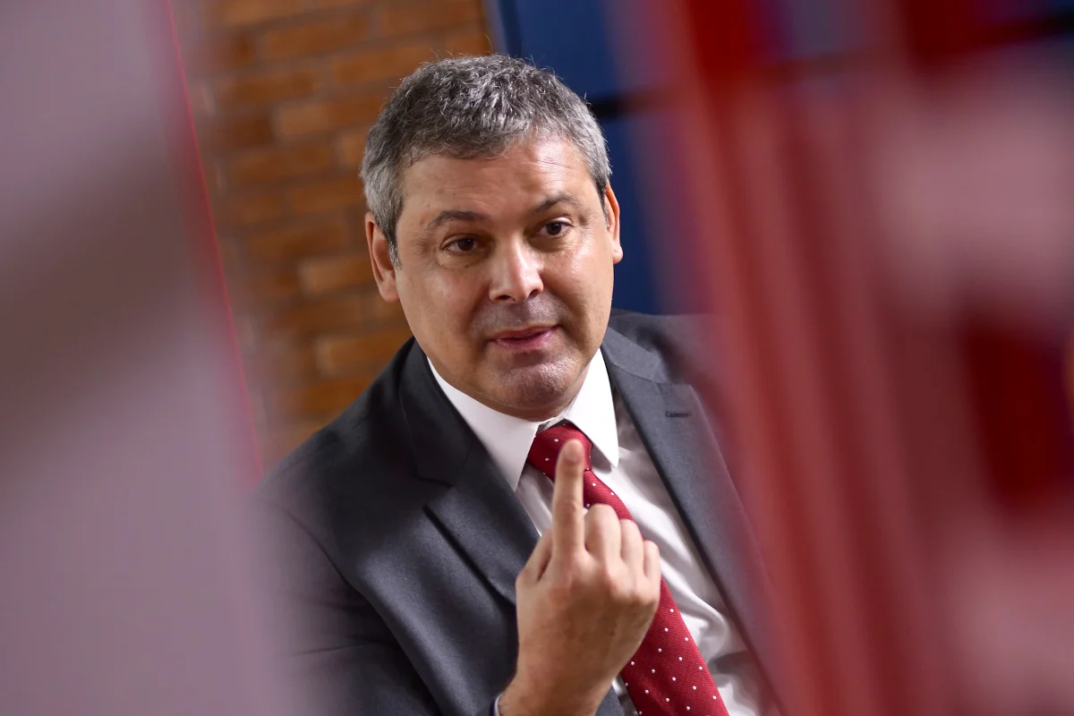 Flávio Dino determina que Lindbergh Farias explique emendas ao MST no Paraná