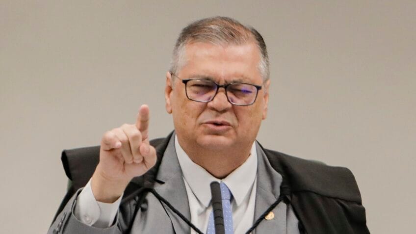 Ministro Flávio Dino multa Estados e municípios por falta de transparência em emendas Pix