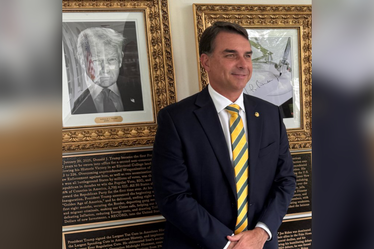 Diplomatas defendem decisão da Embaixada nos EUA sobre coletiva de Flávio Bolsonaro e citam "defeso eleitoral"