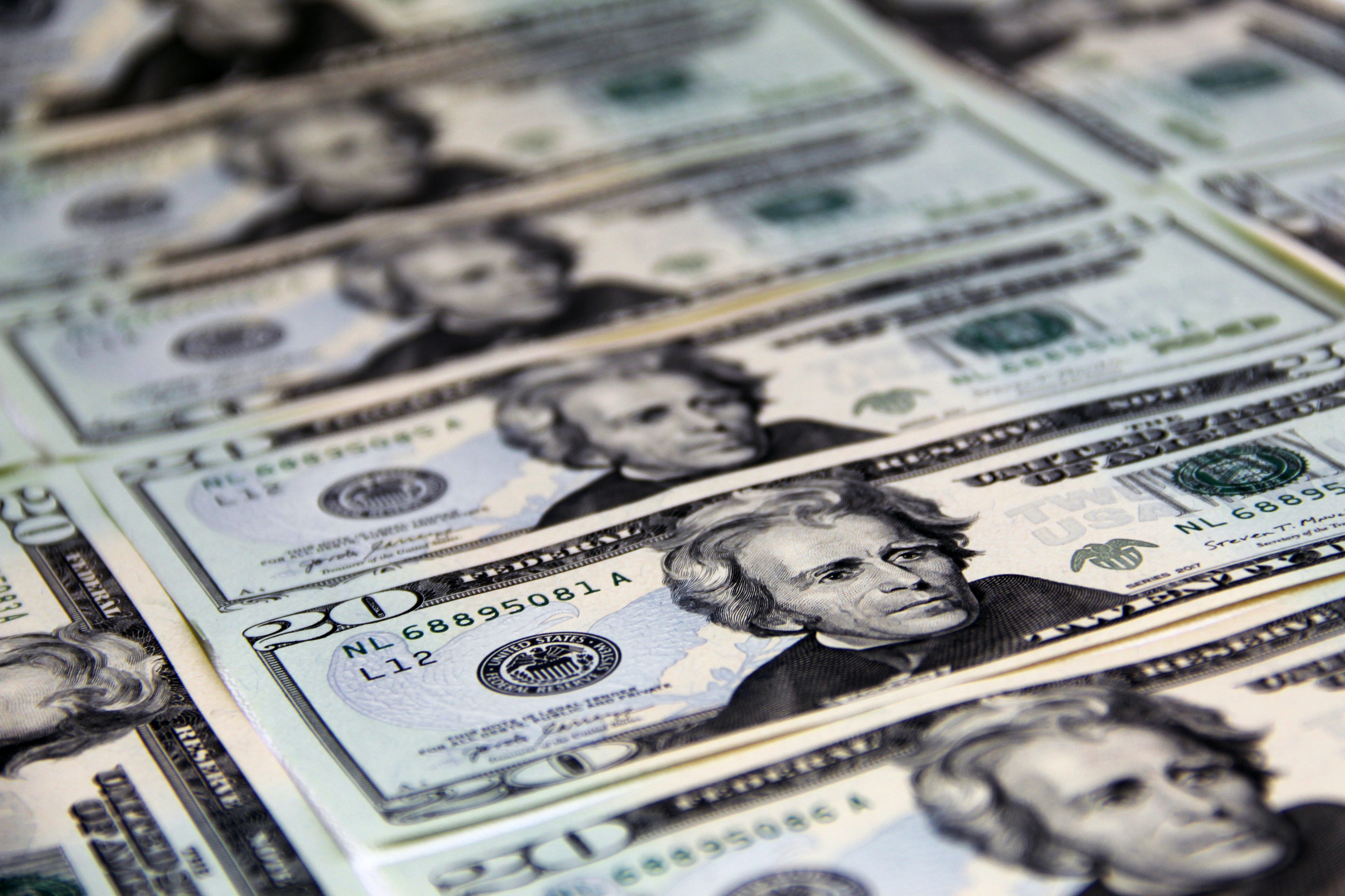 Dólar e petróleo sobem com cenário político e alertas externos nesta segunda-feira, 18 de maio de 2026