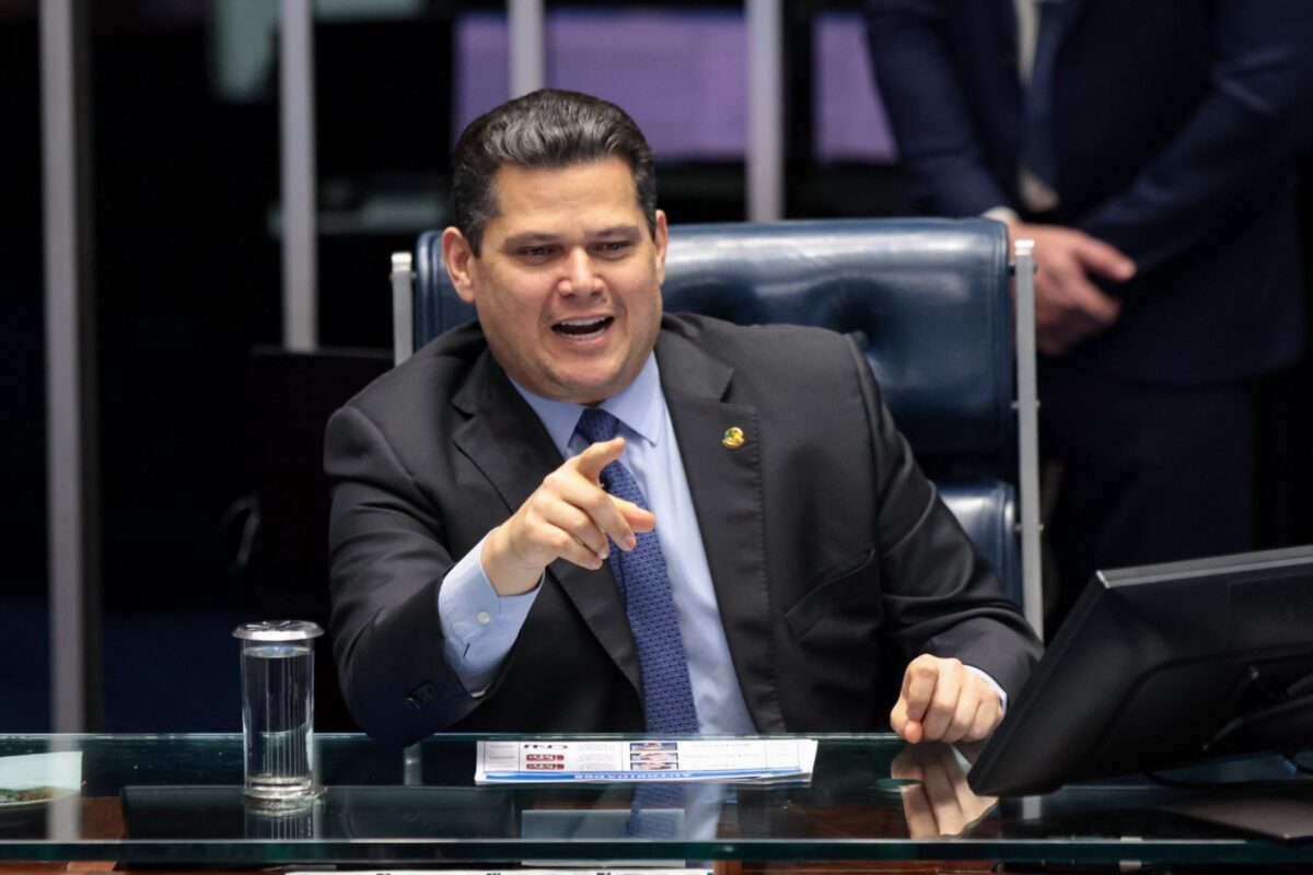 Davi Alcolumbre avalia ex-ministros de Lula para relatar PEC da 6x1 no Senado