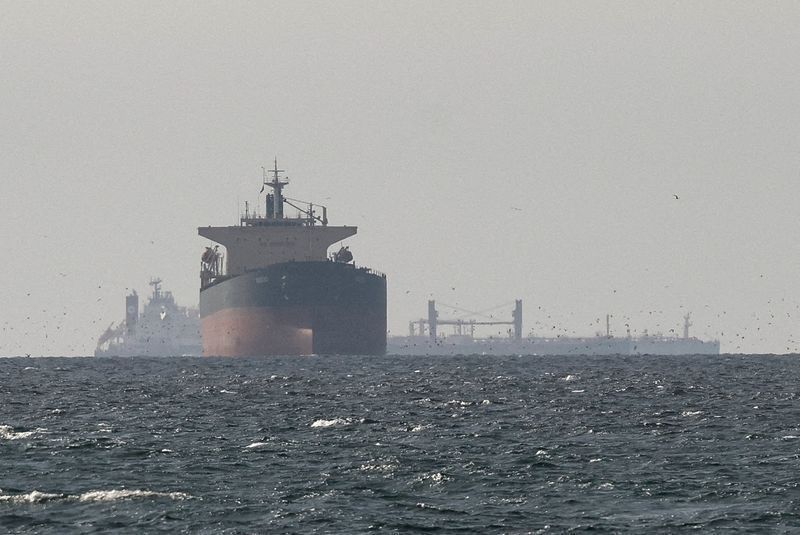 Ataque a navios no Estreito de Ormuz deixa um morto e eleva tensão na região