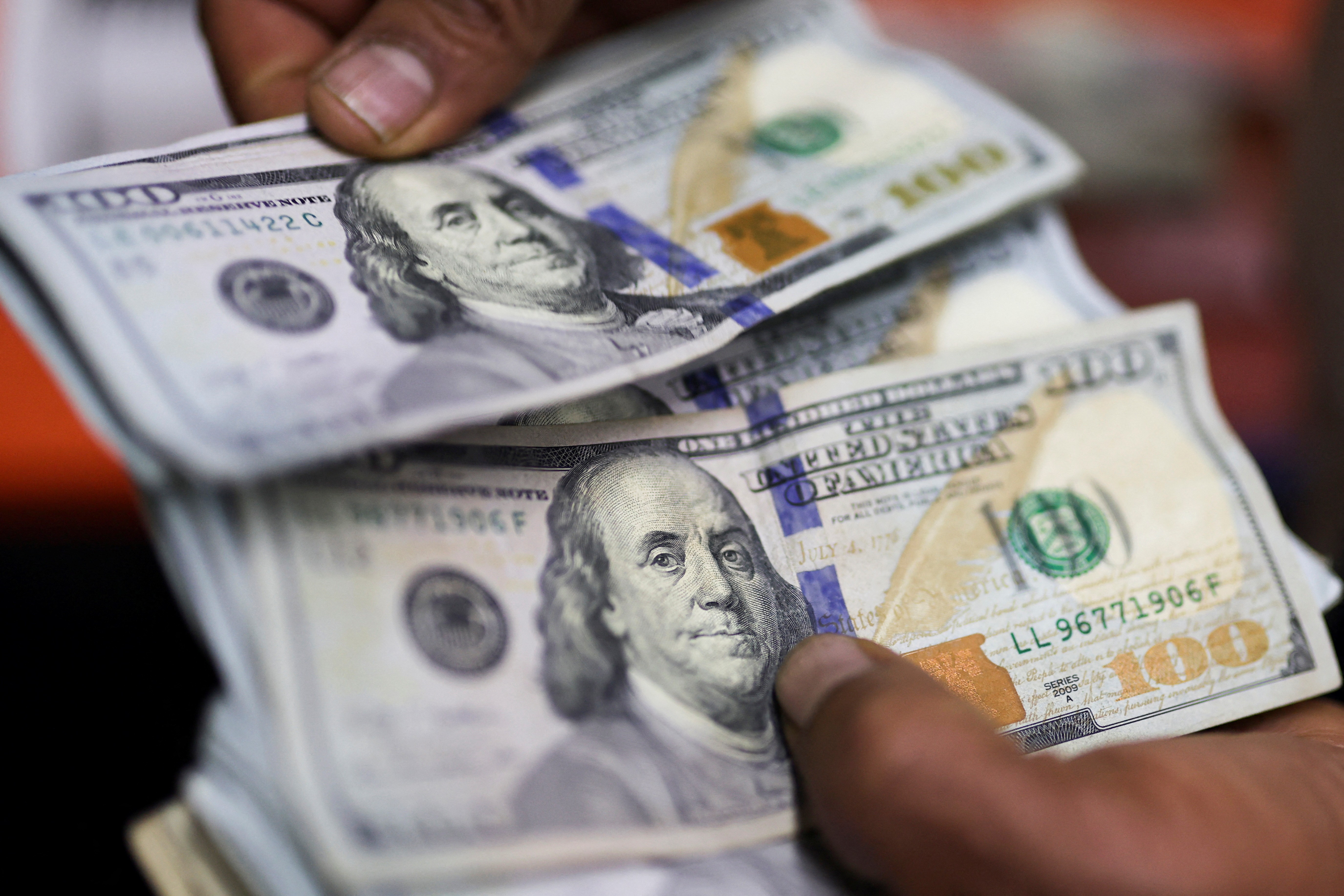 Dólar abre a R$ 5 de olho nas negociações nucleares do Irã e em dados dos EUA