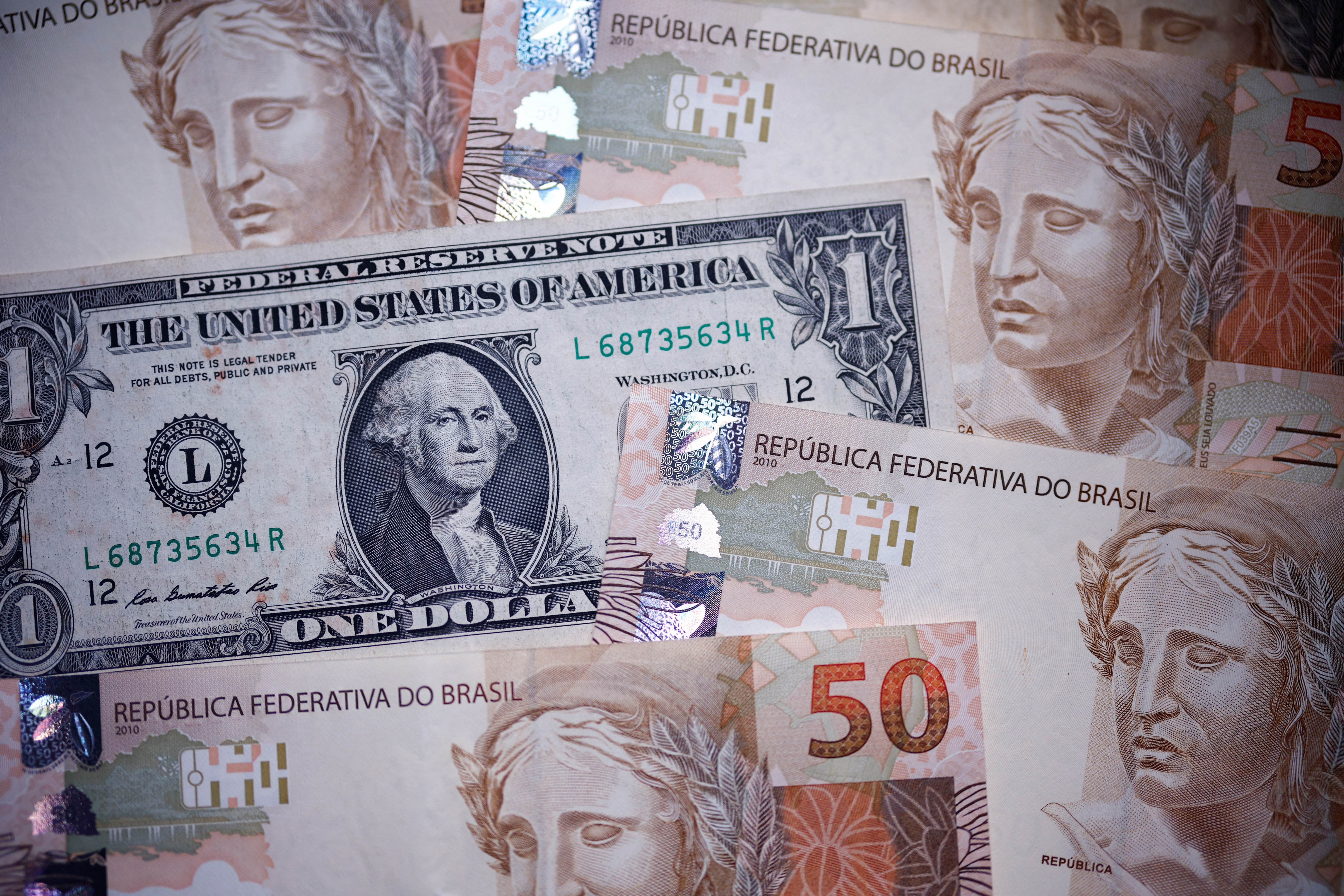 Dólar abre em alta com foco em decisões de juros do Brasil e EUA
