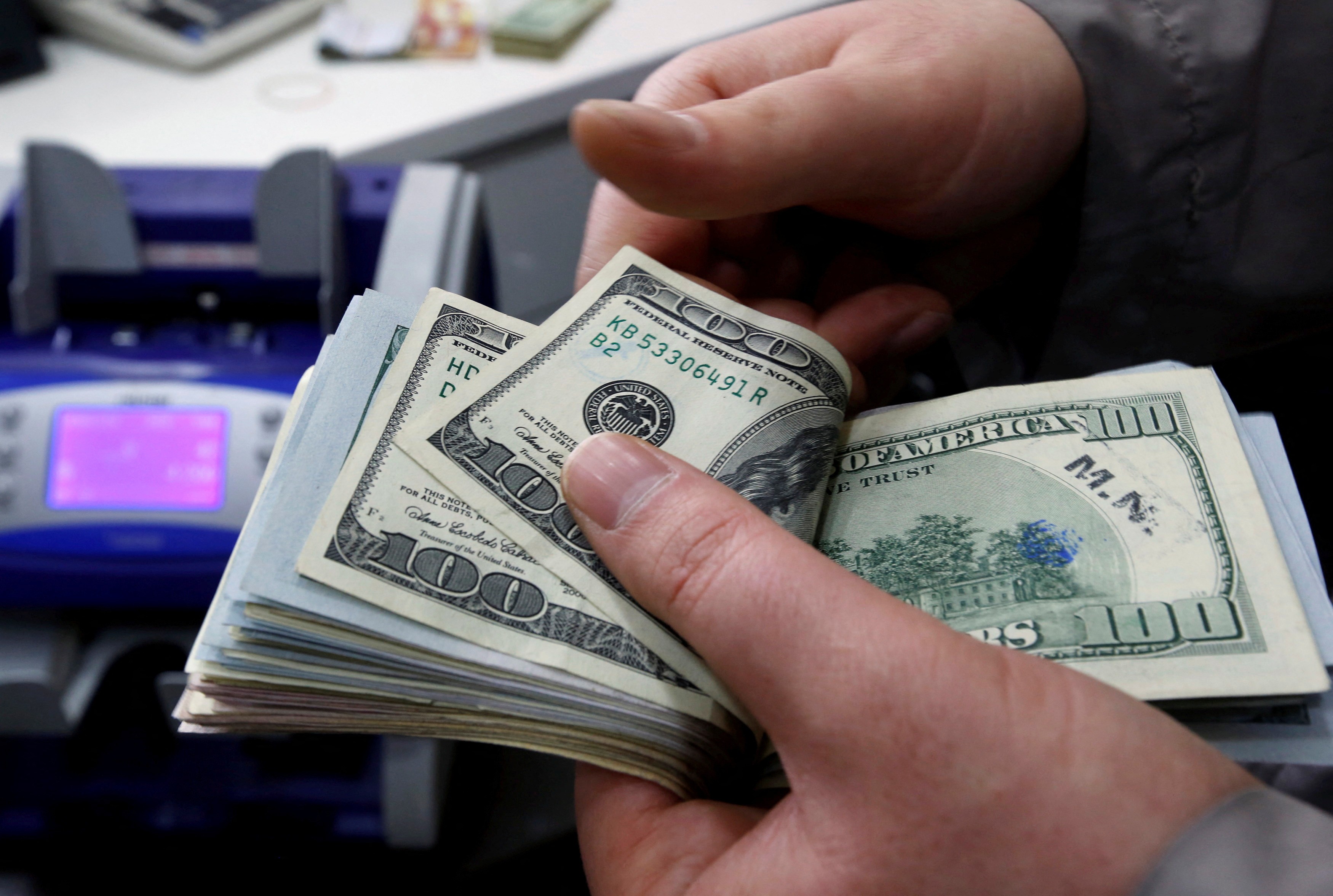 Dólar opera em baixa com tensão entre Estados Unidos e Irã no radar