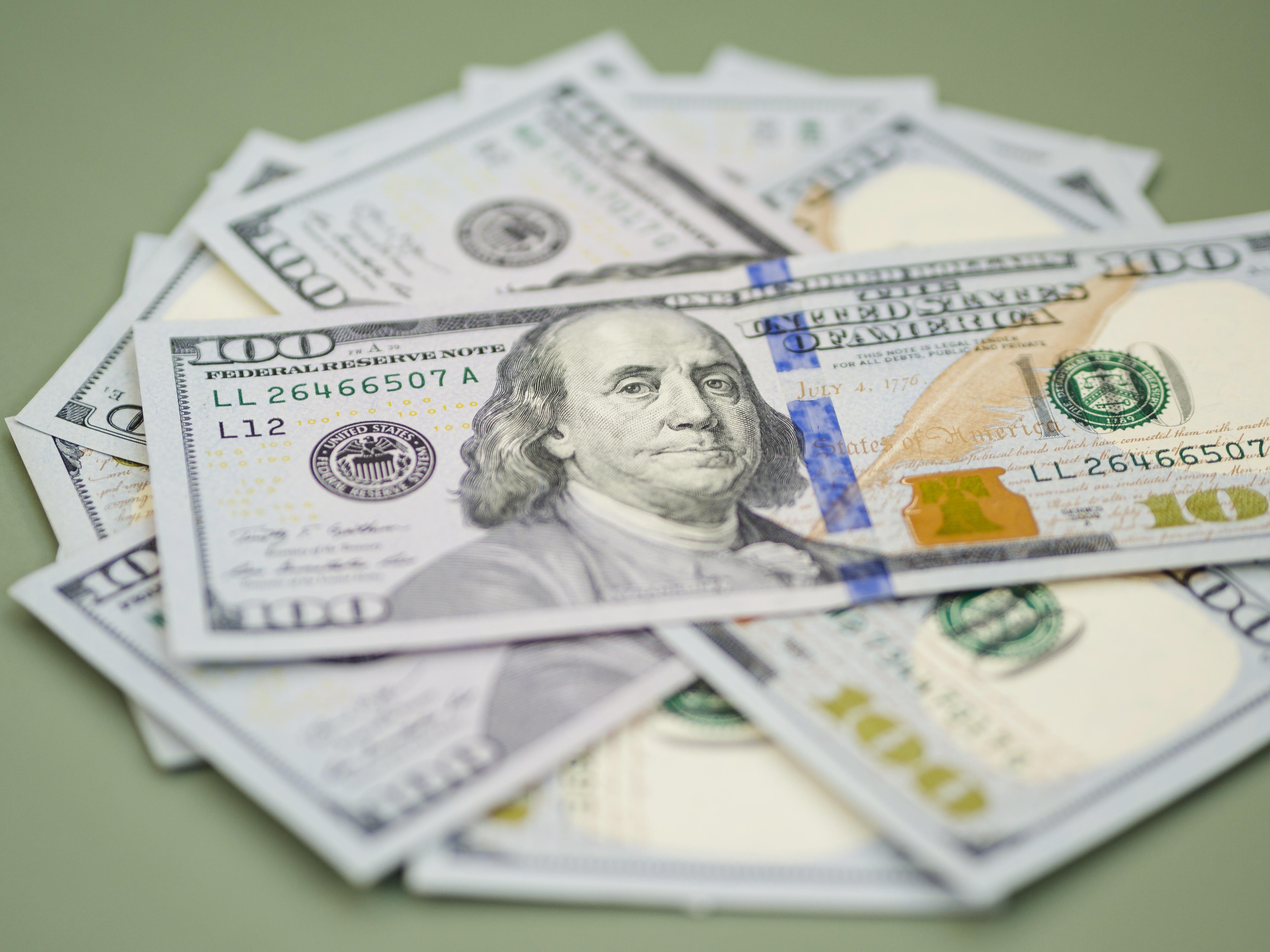 Dólar abre em queda com Focus, confiança empresarial e indicadores dos EUA no radar