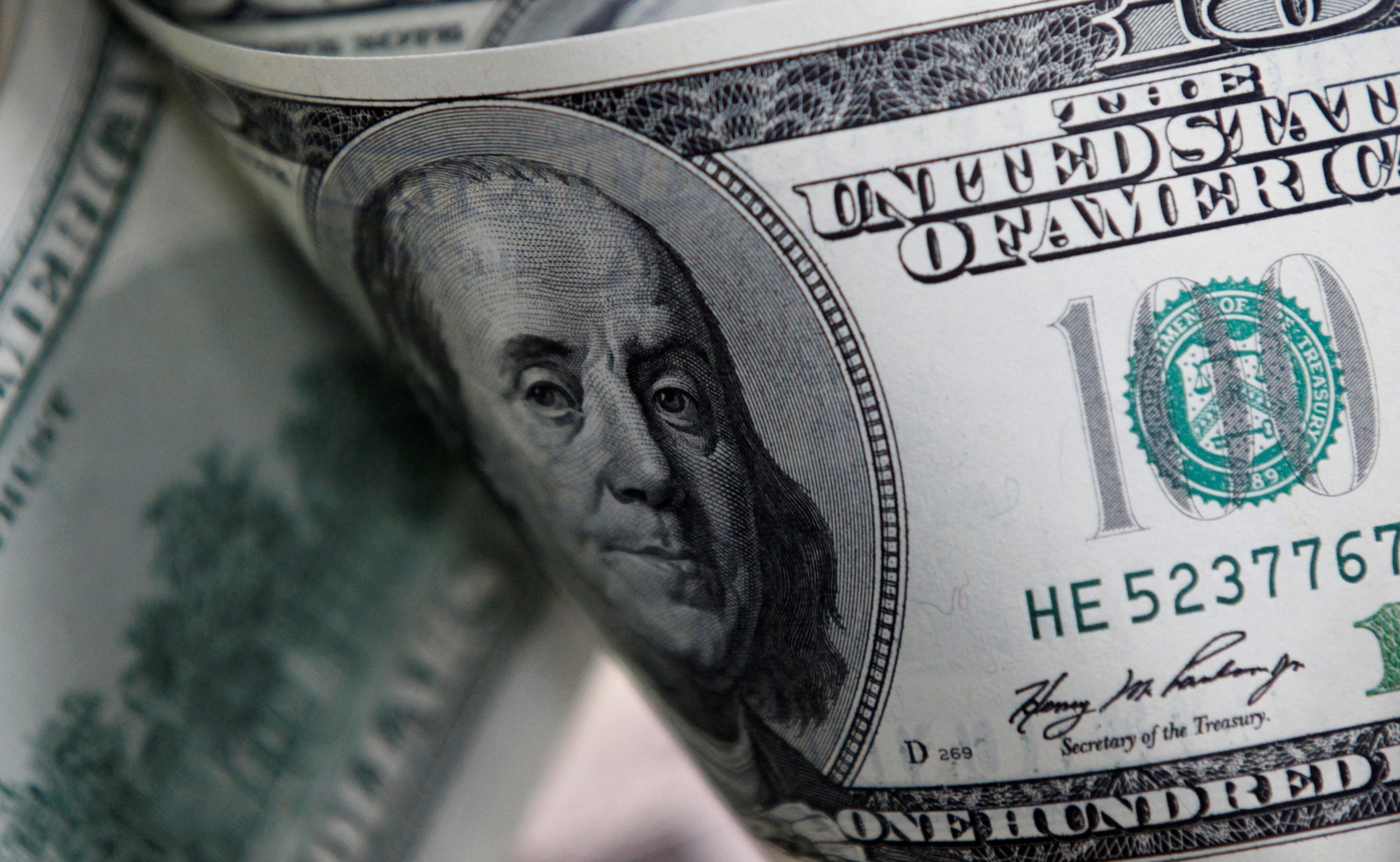 Dólar abre sessão em alta, pressionado por tarifas de Trump e tensão EUA-Irã