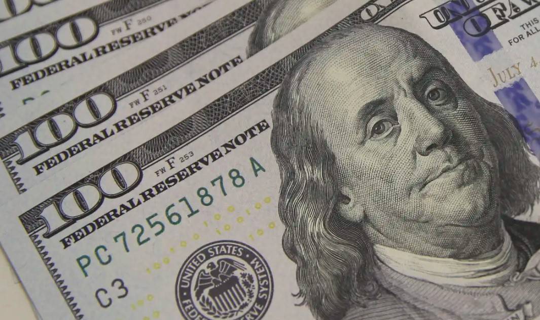 Copom e Petróleo impulsionam queda do dólar para R$ 4,90