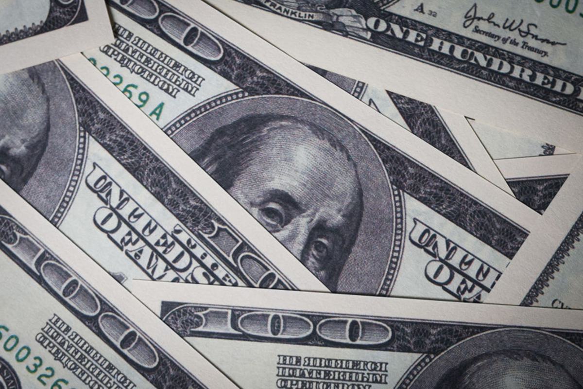 Dólar cai e Bolsa sobe em "gangorra" influenciada pela guerra no Irã