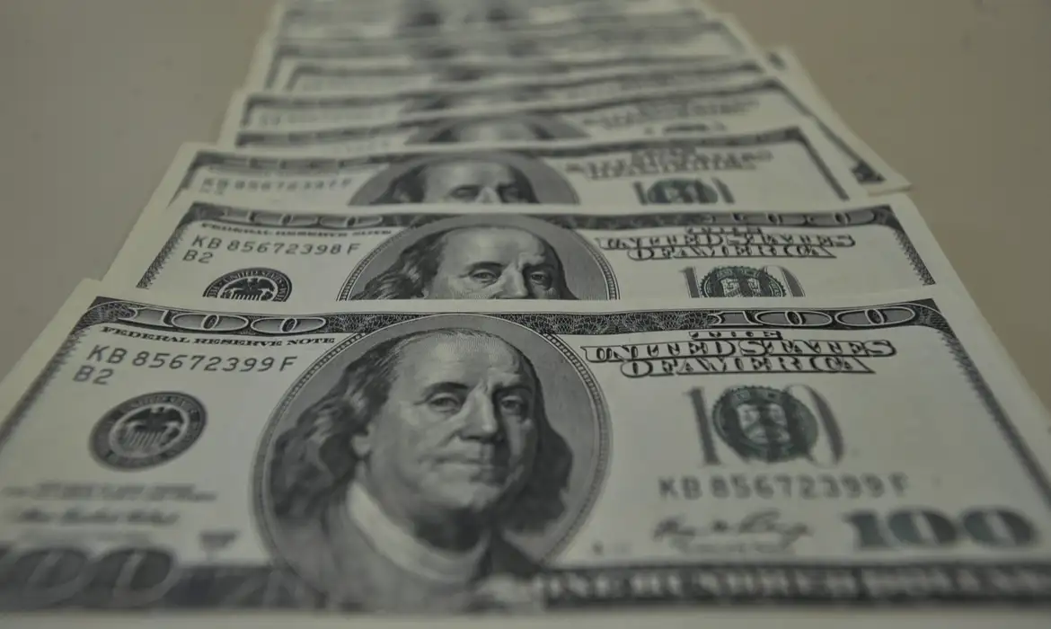 Dólar cai a R$ 4,99 com trégua no Oriente Médio