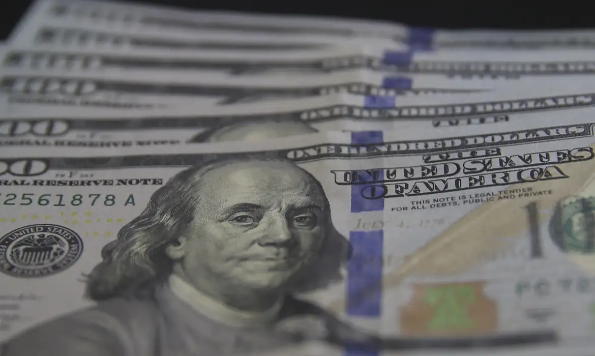 Dólar cai para R$ 5,03 com alívio geopolítico e dados dos EUA