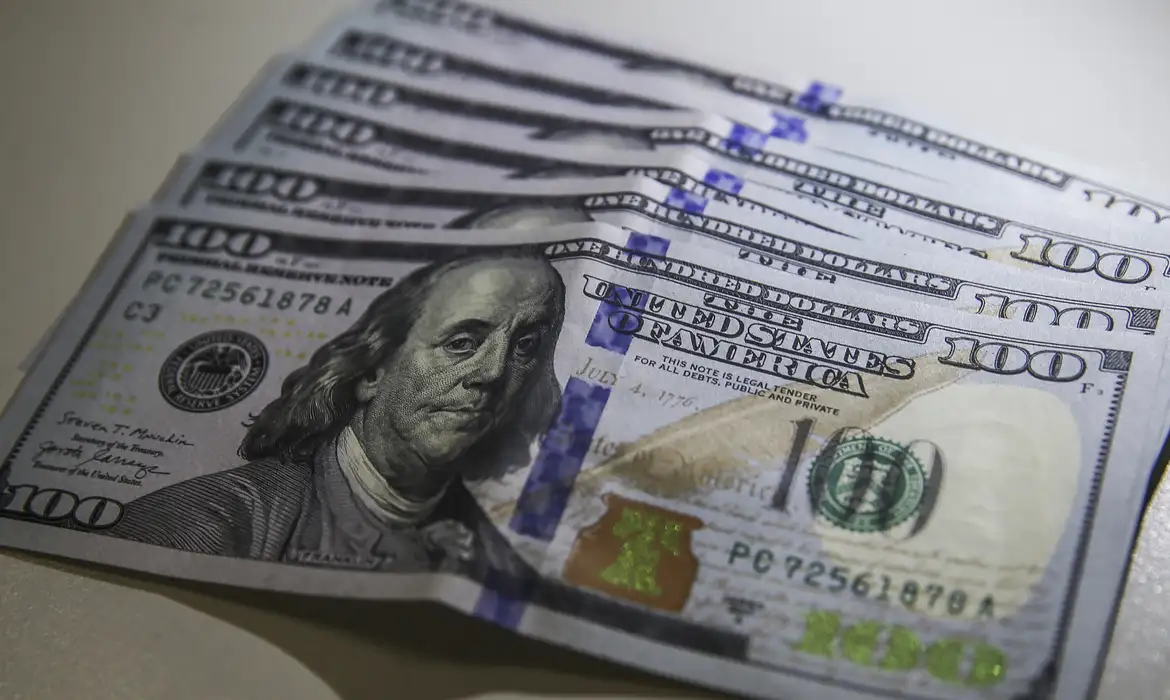 Dólar cai para menor valor em 28 meses e mercado financeiro celebra euforia global