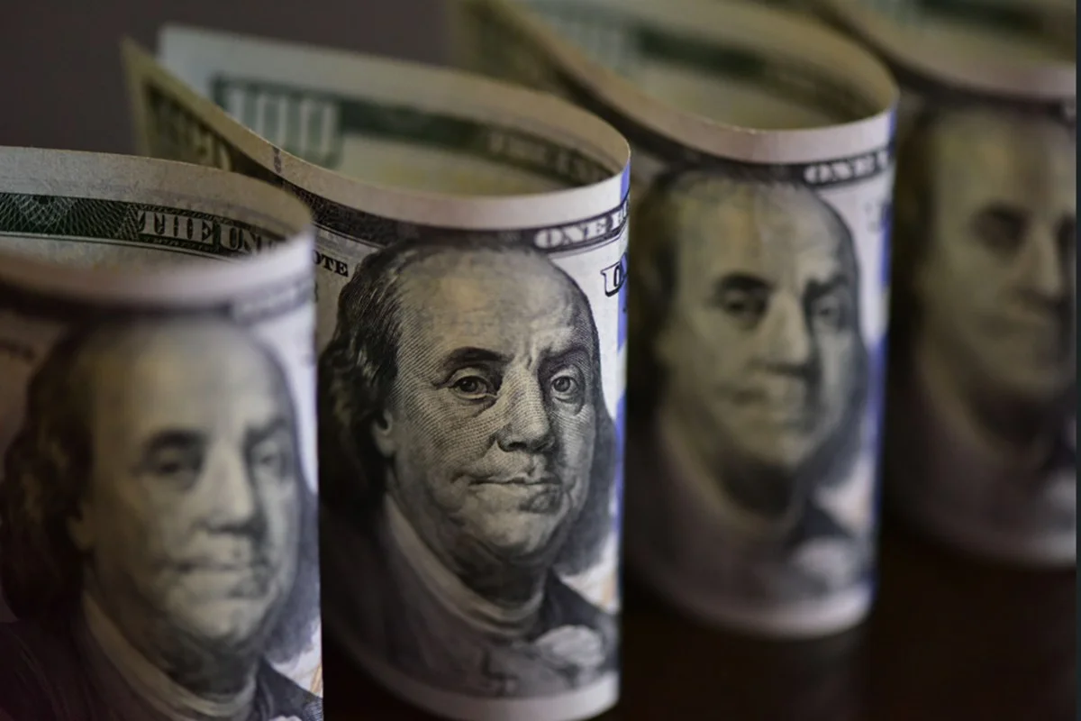 Dólar estável, Bolsa afunda com Petrobras, Vale e bancos