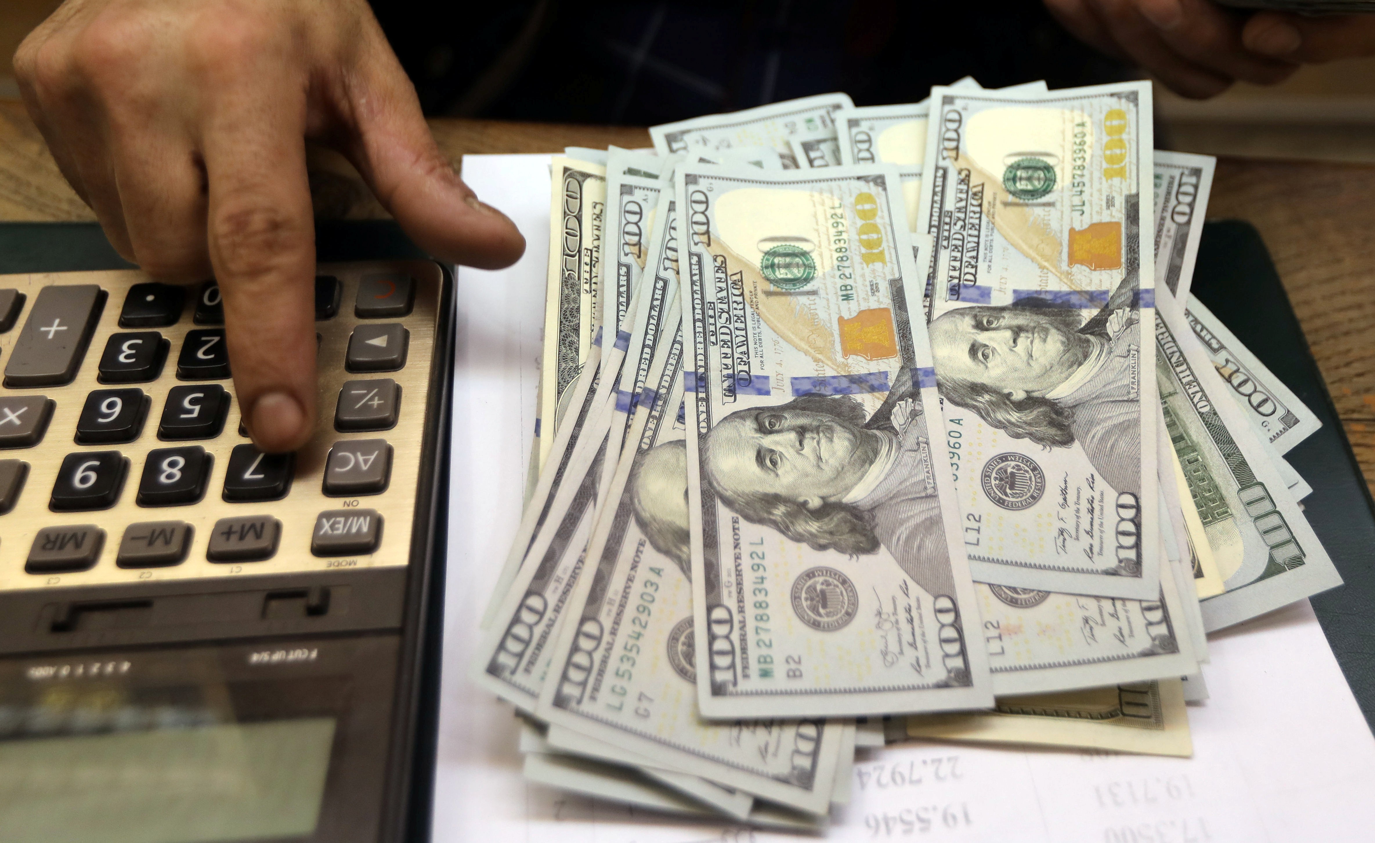 Dólar opera em alta com tensões no Oriente Médio e dados de emprego no Brasil