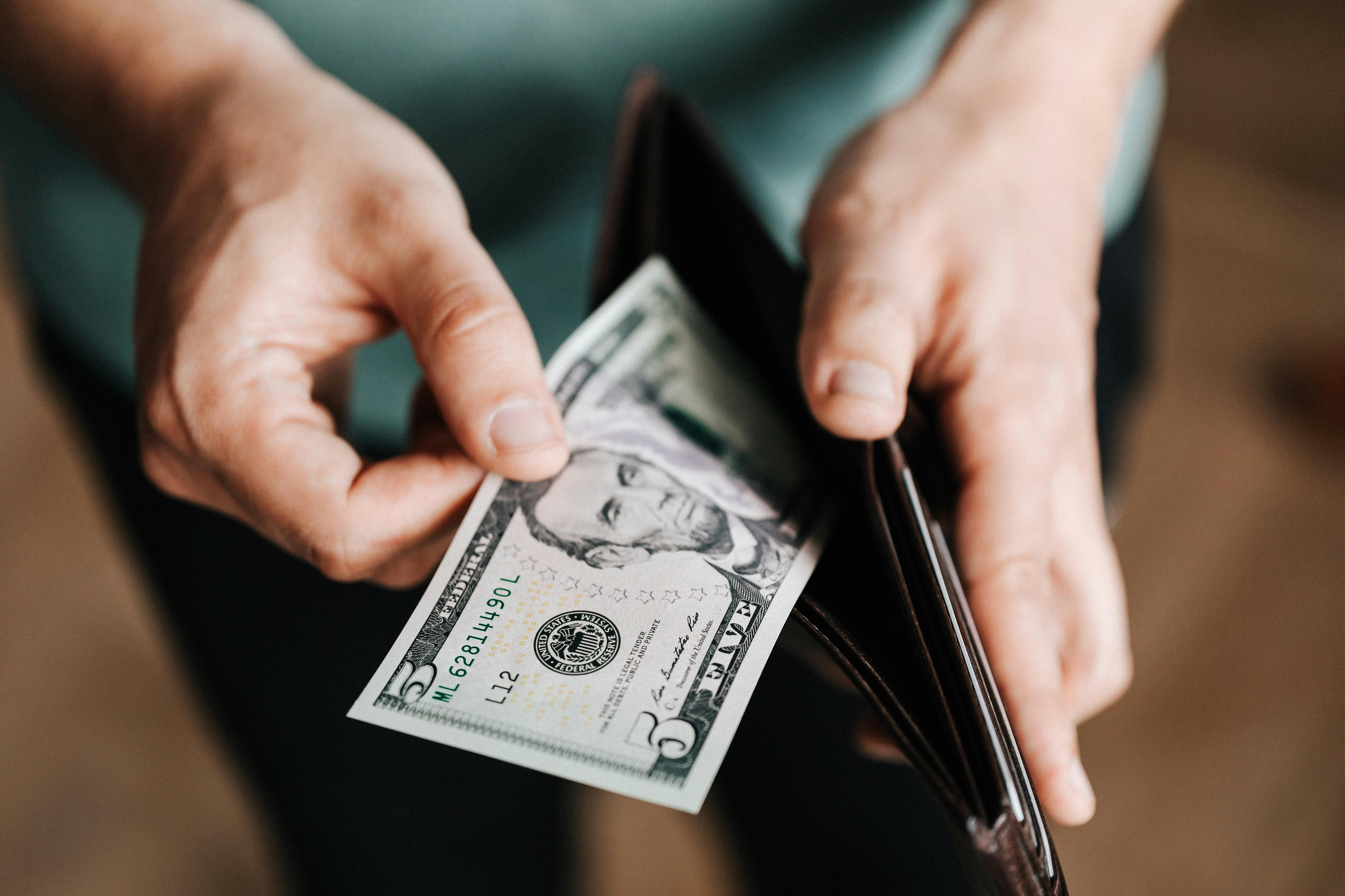 Dólar sobe e Ibovespa recua com foco em dados de emprego do Brasil e EUA