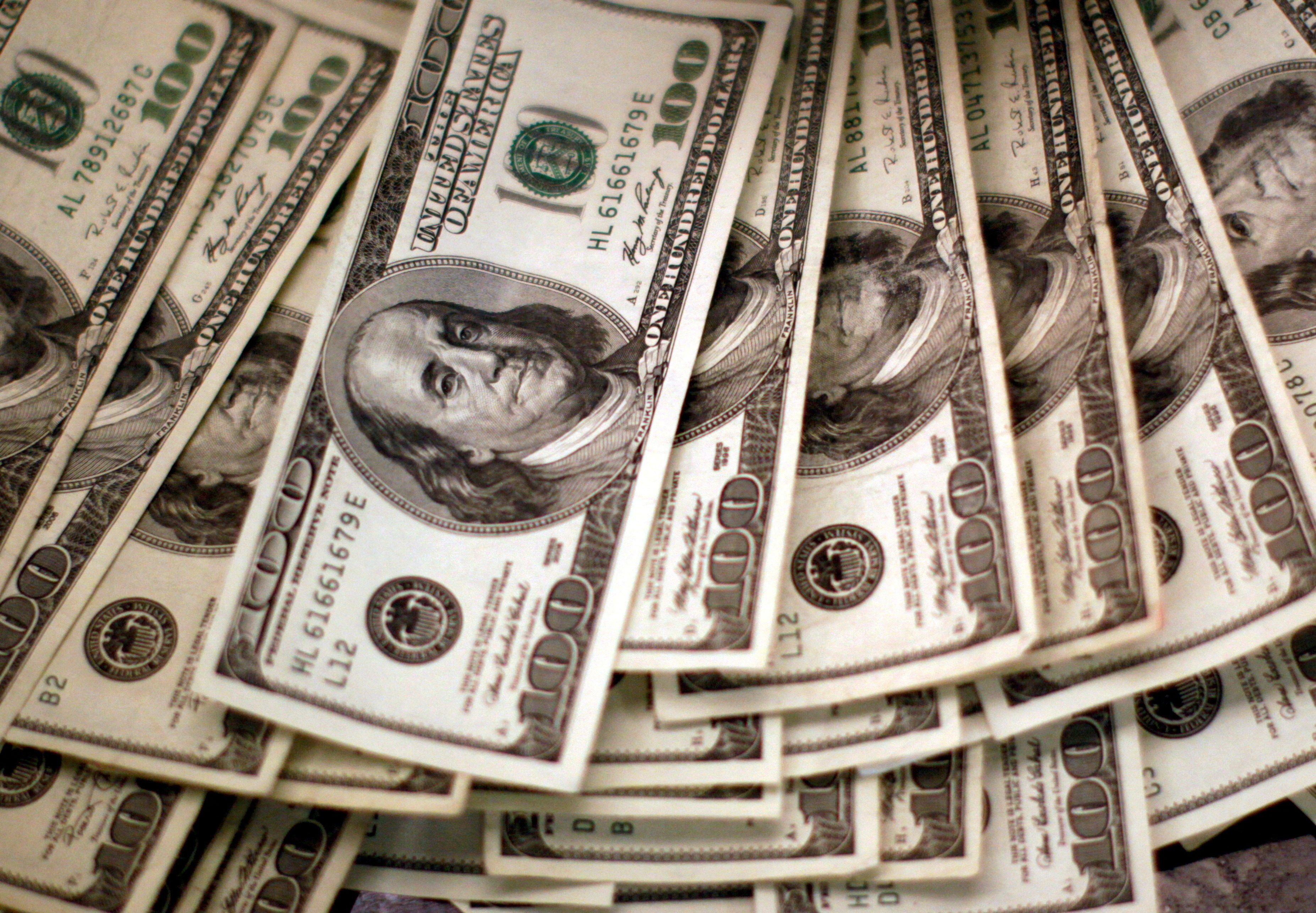 Dólar sobe com atenção em inflação e Oriente Médio; SpaceX estreia na bolsa de NY