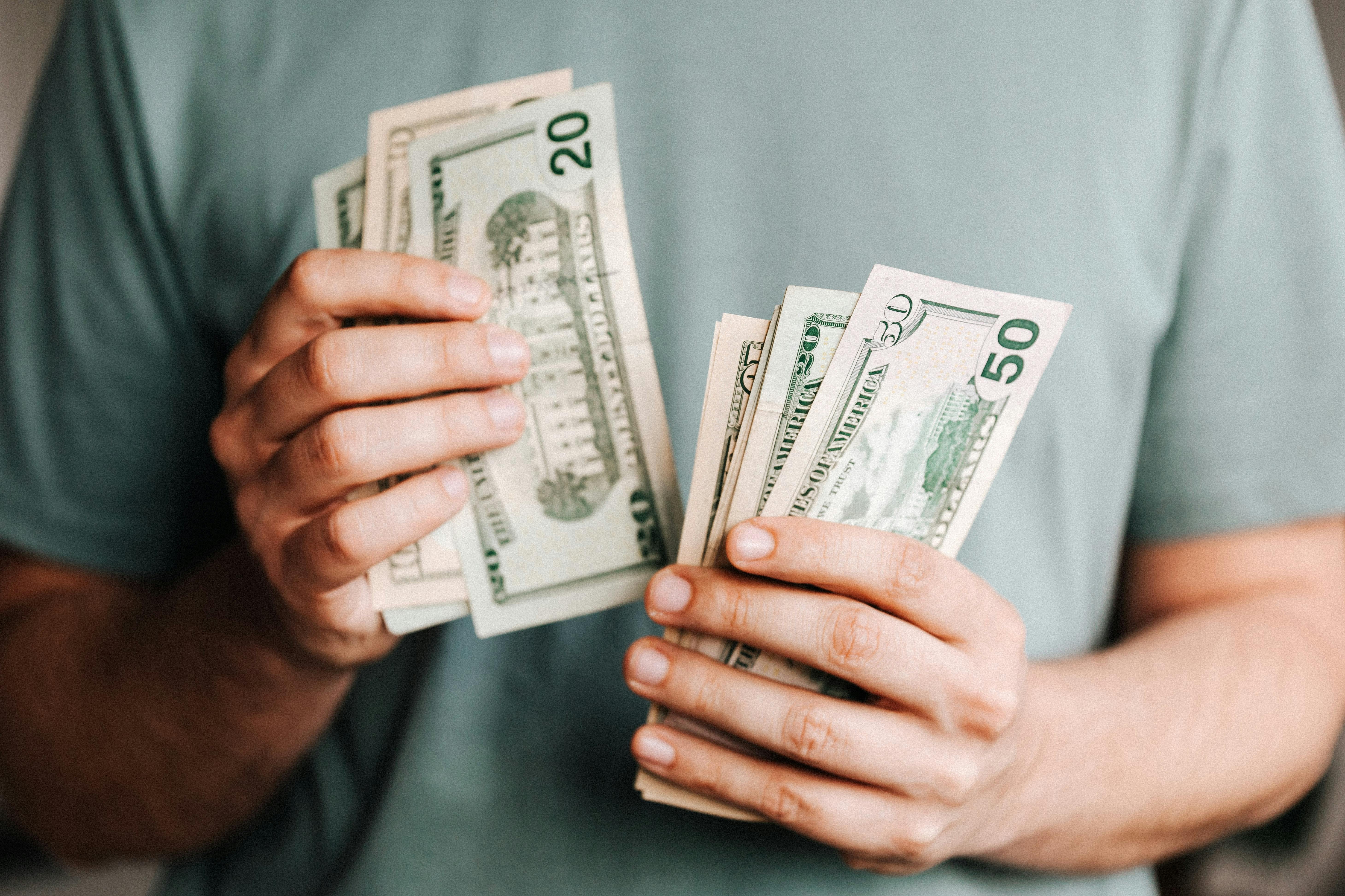 Dólar opera em queda após acordo EUA-Irã e aguarda decisões de juros
