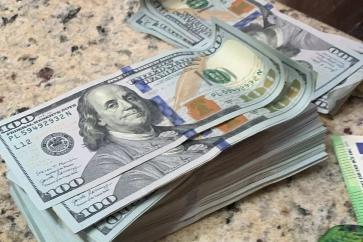Dólar mantém estabilidade apesar da escalada entre EUA e Irã