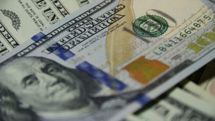 Dólar avança para R$ 5,028 e Ibovespa cede 176 mil pontos com cenário eleitoral e Fed