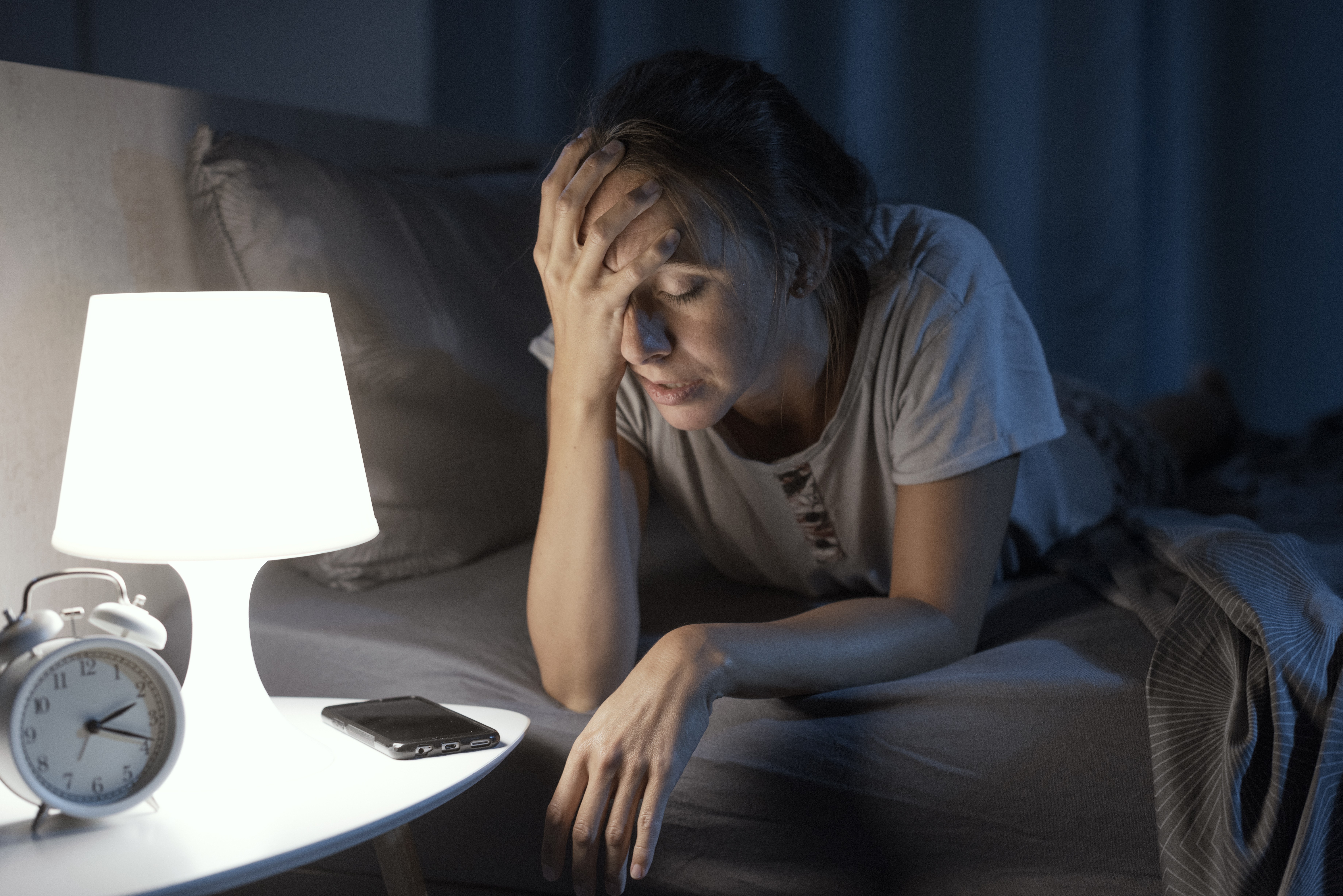 Dormir pouco ou demais acelera envelhecimento e risco de doenças, diz estudo