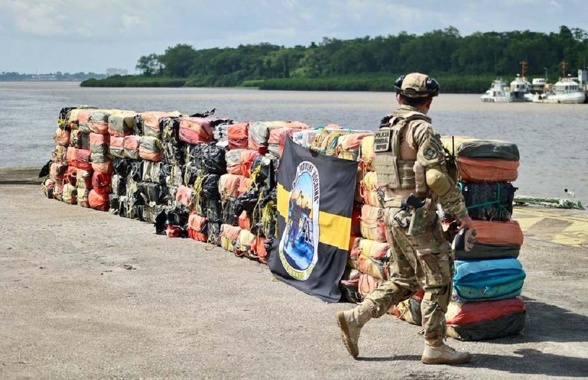 PF e Marinha interceptam 3,7 toneladas de cocaína no Atlântico
