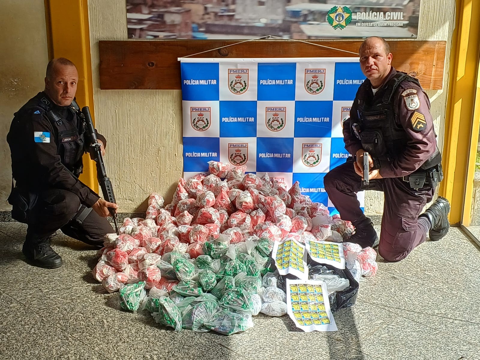Polícia Militar apreende grande quantidade de drogas em casa abandonada em Barra do Piraí