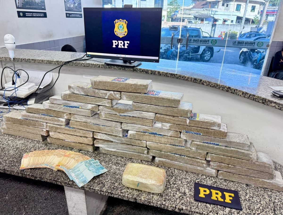 PRF apreende drogas escondidas em caixa de presente na BR-101, em Campos