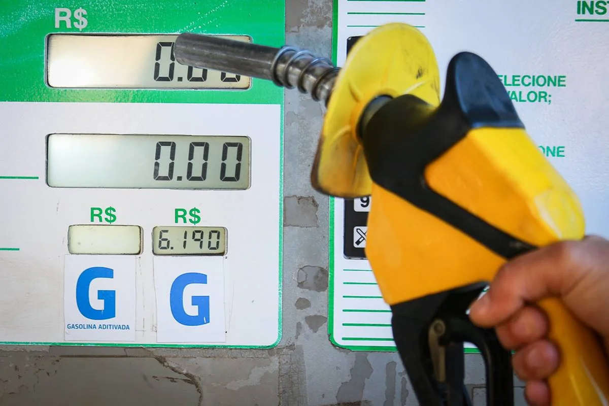 Ministro da Fazenda adia decisão sobre subsídios da gasolina para a próxima semana