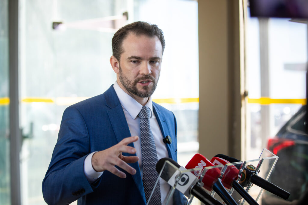 Ministro Dario Durigan sinaliza fim de subsídios a combustíveis após acordo de paz