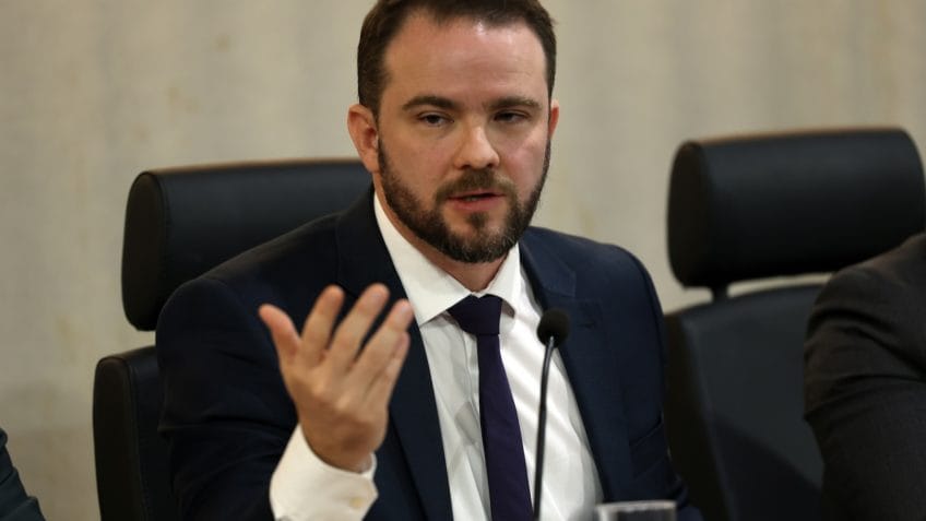 Ministro Dario Durigan conecta fortalecimento econômico à resiliência democrática