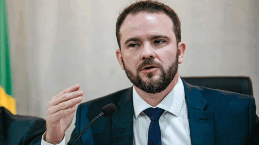 Dario Durigan propõe transição para "imposto do pecado" valer em 2028 e evita "desgaste político"